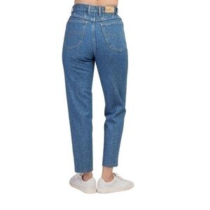 Vintage 90s Lee Blue high waisted tapered leg mom jeans
Size 9 MED